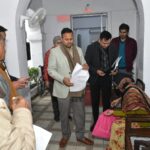 जिलाधिकारी ने जनता दर्शन में सुनी जन समस्याएं, शीघ्र निस्तारण करने के दिये निर्देश